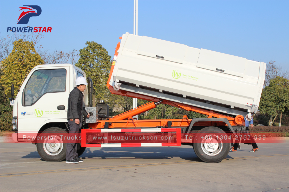 Saint Martin 1 Isuzu Müllwagen mit Hakenlift und 4 Mülltonnen