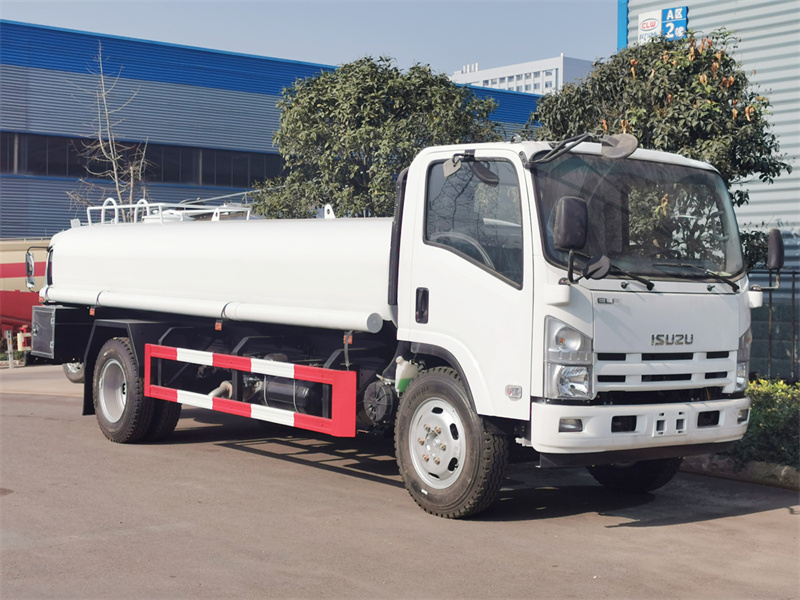 Isuzu portable water tanker