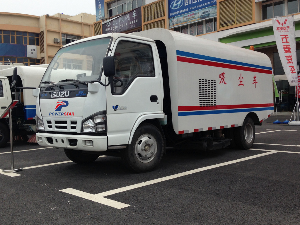 
     Kunden aus Dubai bauen ISUZU-Kehrfahrzeug für öffentliche Straßenreinigung zum Verkauf
    