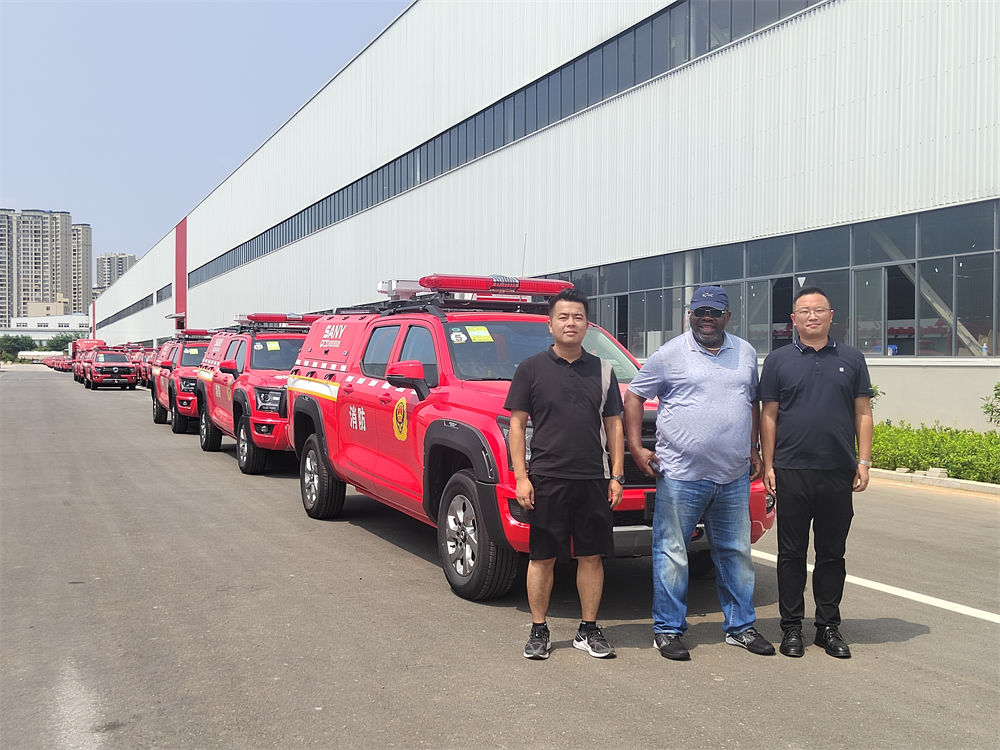 Kunden aus Nigeria besuchen uns, um ein Isuzu-Feuerlöschfahrzeug zu bestellen