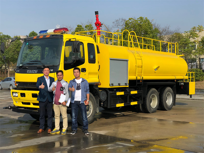 
     Philippinischer Kunde inspiziert Isuzu FVZ-Wasserlöschfahrzeug in POWERSTAR-Trucks
    