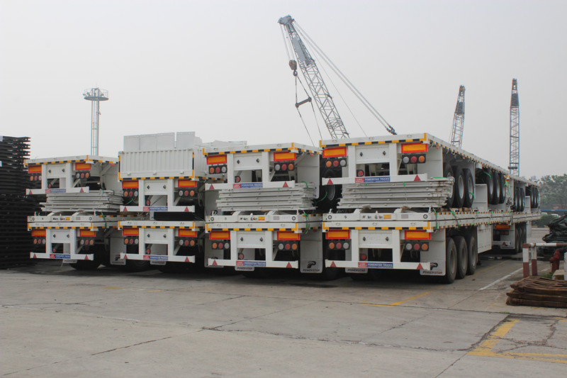 
     13 m langer Sattelauflieger mit Seitenwänden der Marke Powerstar für den Transport von Containerfracht
    