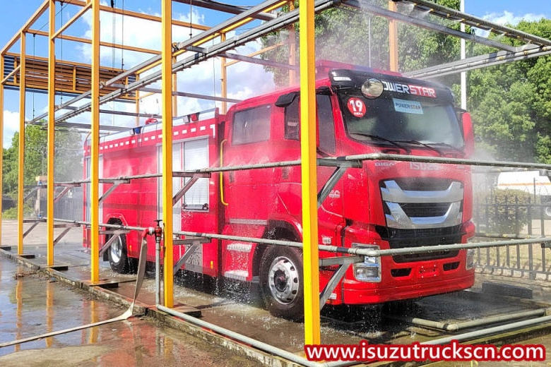 
     ISUZU GIGA Schaum-/Wasser-Feuerwehrauto hat Regentest bestanden
    