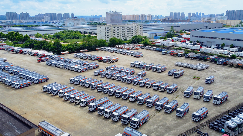 
     Werkstatt für Isuzu-Tankwagen, Herstellung von Isuzu-Tankwagen
    